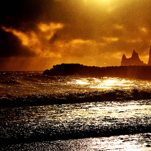 Tramonto sul mare con rocce che emergono dall'acqua