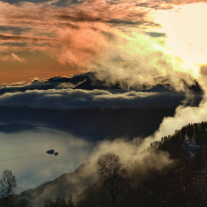 Montagne avvolte dalla nebbia con lago e isole in lontananza