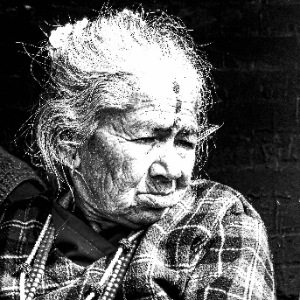 Ritratto ravvicinato di due donne anziane nepalesi