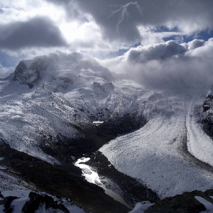 Paesaggio montano con ghiacciaio sotto un cielo limpido