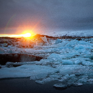 Paesaggio ghiacciato islandese al tramonto