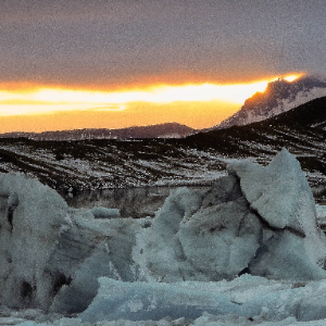 Paesaggio ghiacciato al tramonto