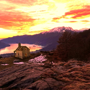 Paesaggio montano con chiesa e lago in lontananza