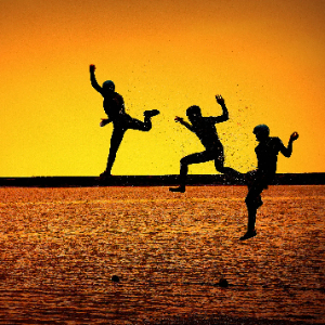 Tuffi da trampolino al tramonto