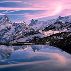 Paesaggio montano con laghetto alpino